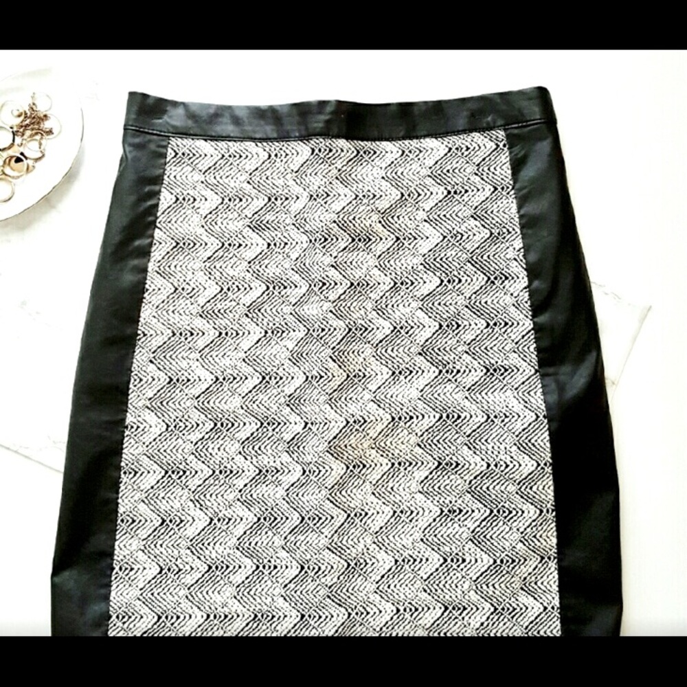 🚨SOLD🚨Stylish H&M Mini Skirt - Fall/Winter Must Have!!